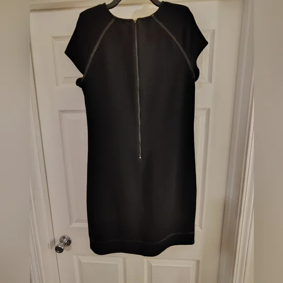 Elegant Black Dress - Picture 2 of 5